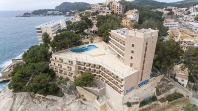 Hotels that offer shuttle service to the airport?