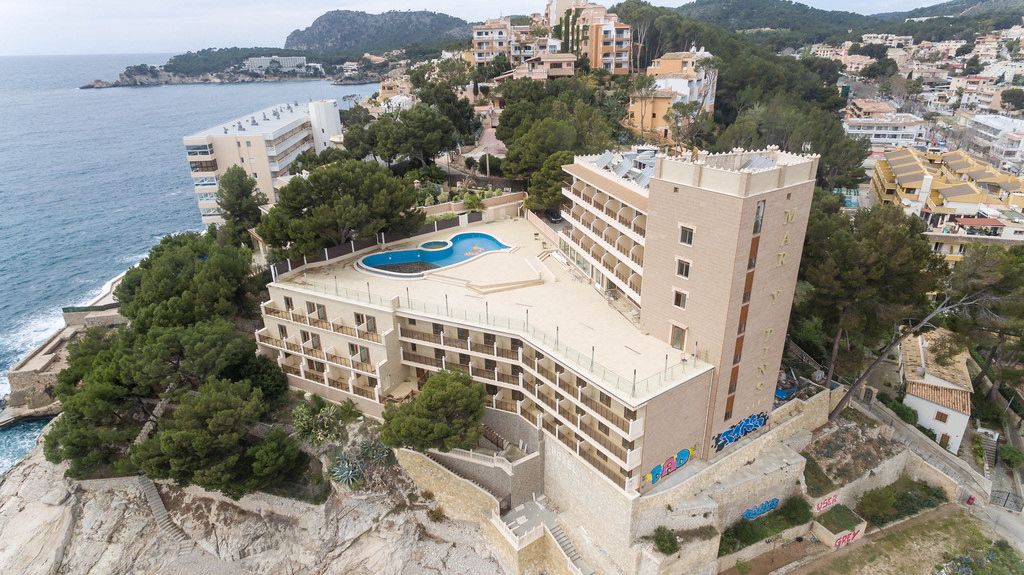 Hotels that offer shuttle service to the airport?